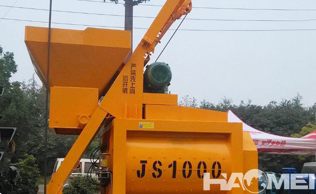 concrete mixer with lift